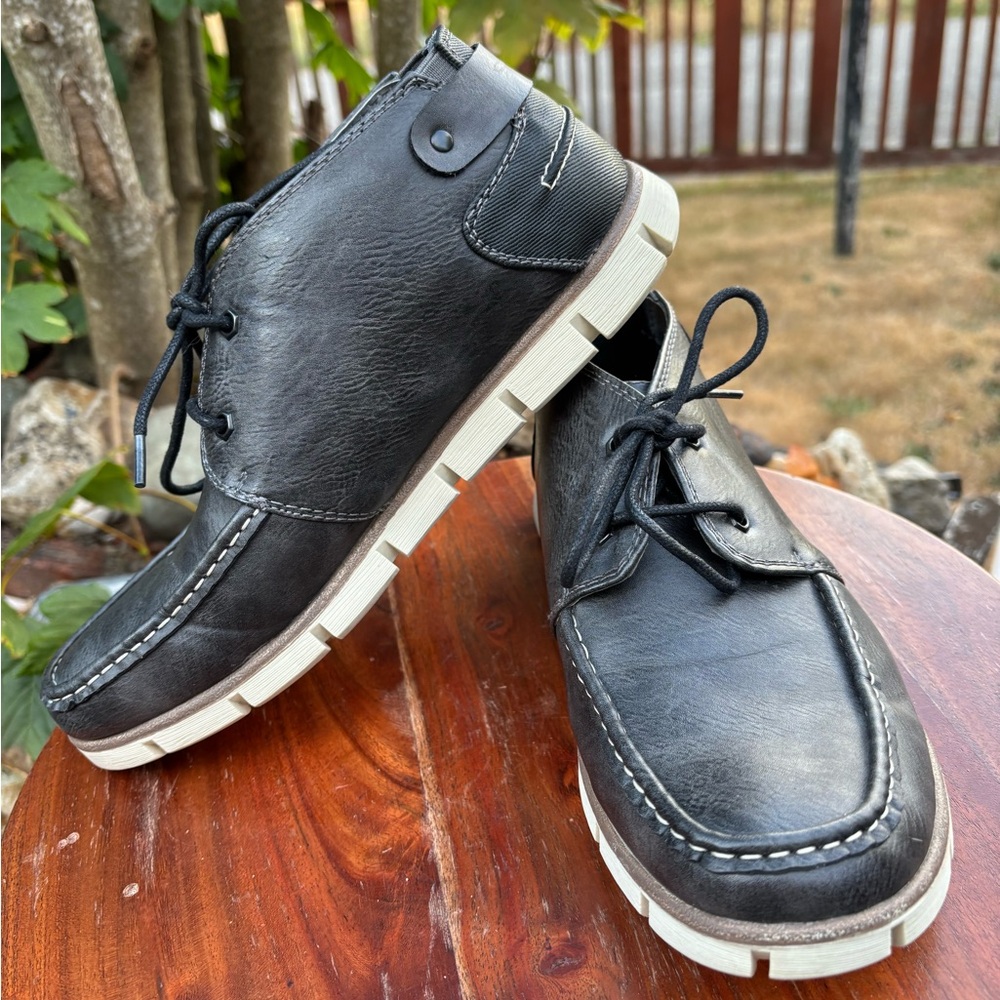 Steve Madden Men’s size 8 Charcoal Gray and White Chukka Boots Leather Contrast